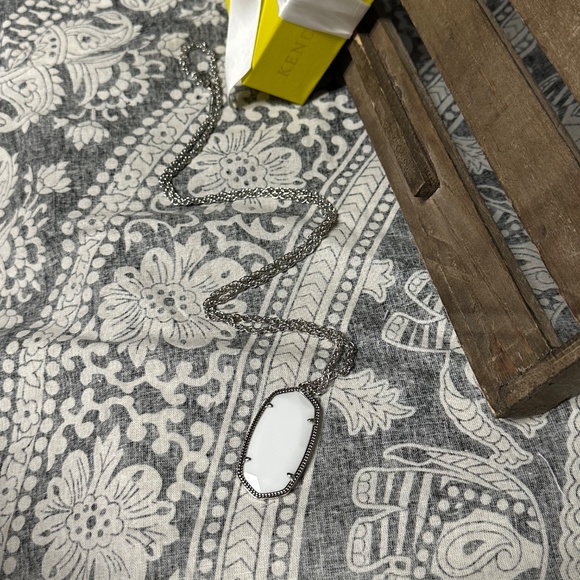 Kendra Scott euc Rae white faceted gemstone long silver chain pendant necklace - Picture 4 of 5